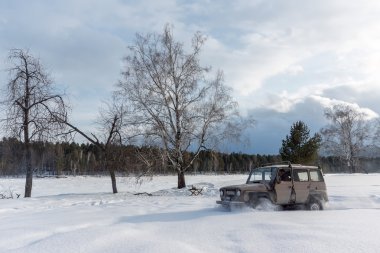 eski Suv karlı bir alan üzerinde sürüş