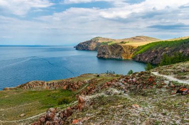 kayalık sahil Olkhon Island yakınındaki Cape Khoboy