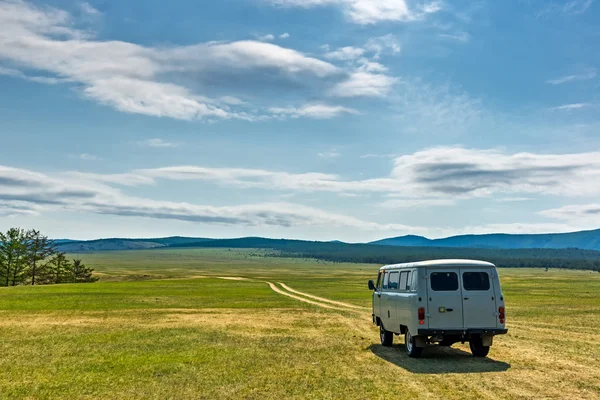 Tur khas Rusia Bus di Pulau Olkhon — Stok Foto