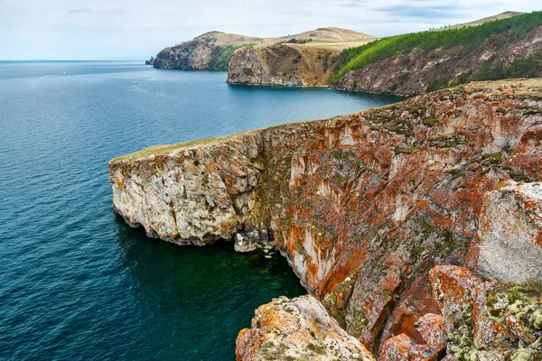 kayalık sahil Olkhon Island yakınındaki Cape Khoboy