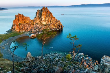 Yükselen güneş ışınlarının rock Shamanka aydınlatmak