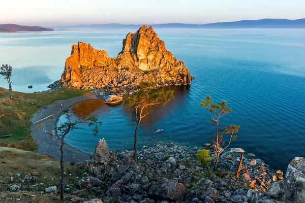 Yükselen güneş ışınlarının rock Shamanka aydınlatmak