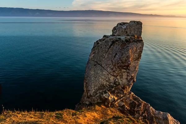Batu indah di latar belakang danau Baikal — Stok Foto