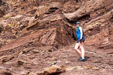 Kız uçurumun yamaçta ayakta