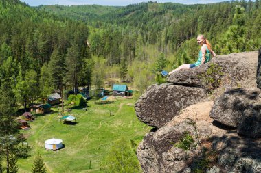 uçurumun kenarında oturan kız