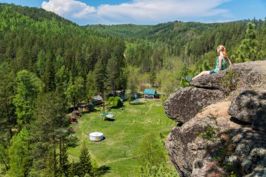 uçurumun kenarında oturan kız