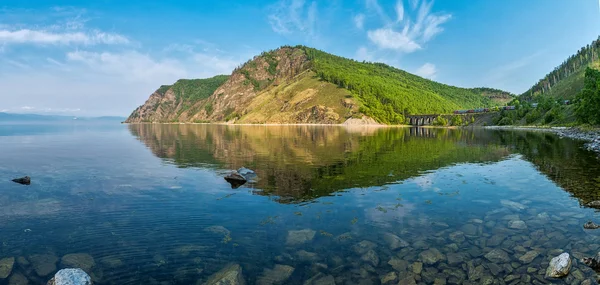 Панорама унеможливлюють Байкал залізниця — стокове фото