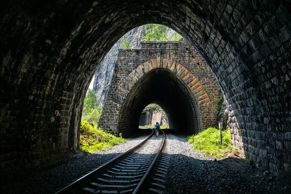 Demiryolu tünelleri tarafından turist gider — Stok fotoğraf