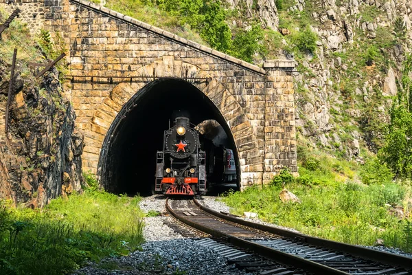 Velho trem a vapor deixa o túnel na Circum-Baikal Railway — Fotografia de Stock