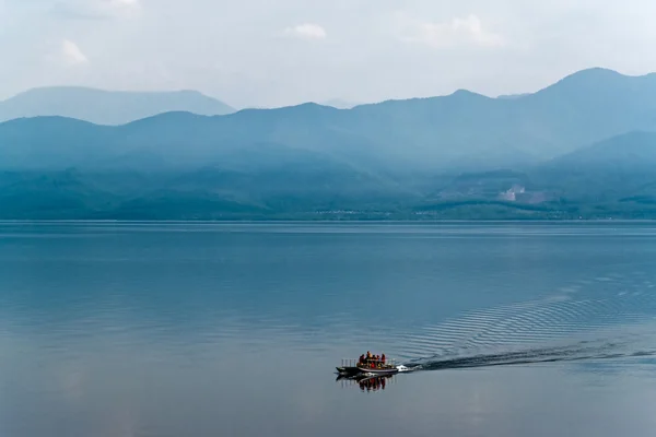 Bateau naviguant sur le lac Baïkal — Photo