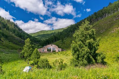 üzerinde Baykal Gölü kıyısında inşa mahvetti
