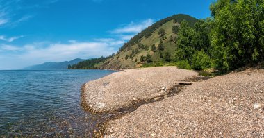 Baykal Gölü kıyısında kumsalda