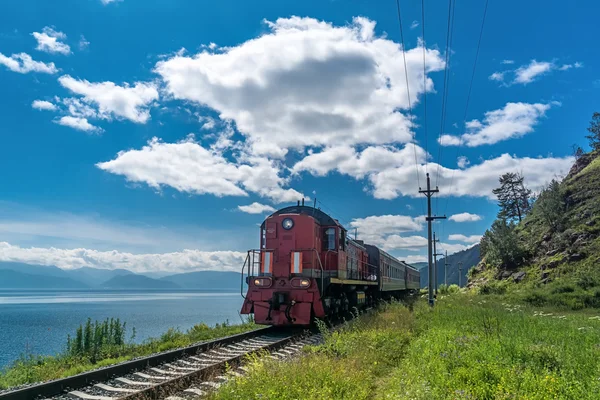 Jazda pociągiem turystycznym na kolei okolicz-Bajkał — Zdjęcie stockowe