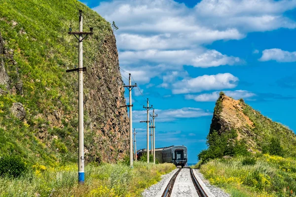 Τουριστικά ταξίδια με το τραίνο επί της σιδηροδρομικής γραμμής ΠΕΡΙ-Baikal — Φωτογραφία Αρχείου
