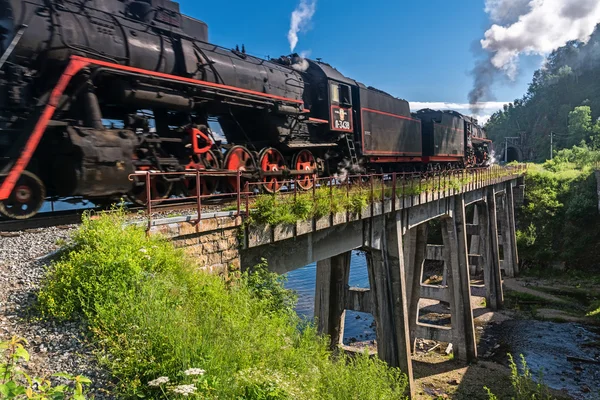 Trem a vapor turístico viajando sobre ponte na Circum-Baikal Railway — Fotografia de Stock