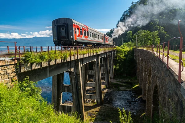 Turist buharlı tren köprüden çevre-Baykal demiryoluna seyahat