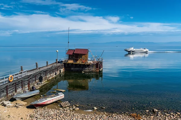 Płynie statek floty "Rocket" na jezioro Bajkał — Zdjęcie stockowe