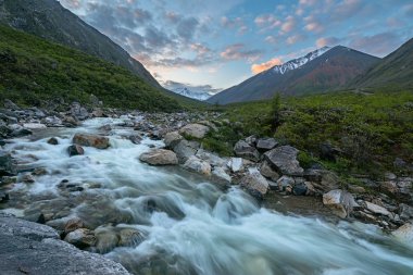 Tunka aralığında dağ nehir Ekhe-Ger akar
