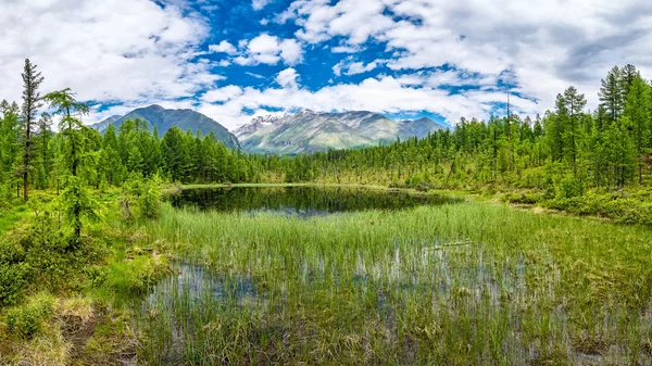 Lago vicino alla gamma Tunka — Foto Stock