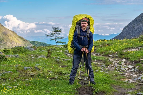 Tourist standing on a trail in tunka range — Stock Photo, Image