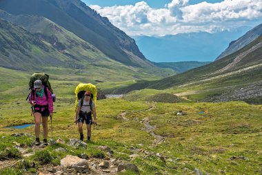 tunka aralığı dağ vadisinde yürürken iki turist