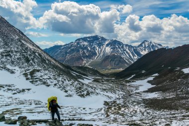 Tunka aralıktaki Shumaksky geçişte turist alır