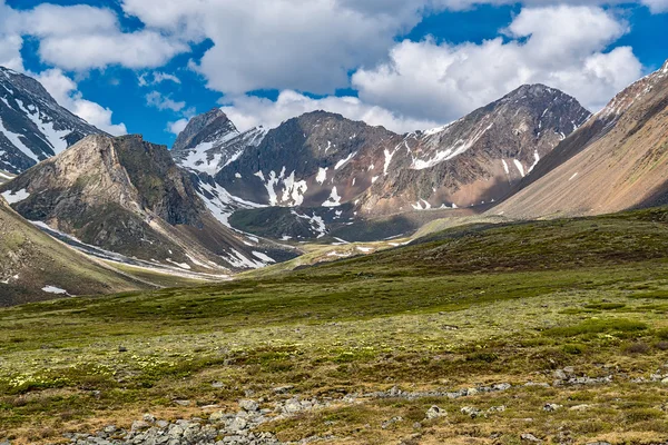 Montañas tunka gama en el camino hacia el paso Shumaksky —  Fotos de Stock