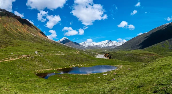 Lac de montagne dans la vallée de la rivière Ekhe-Ger — Photo