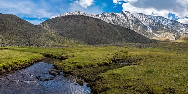 Mountains tunka range on the way to the pass Shumaksky — Stock Photo, Image