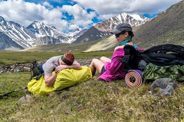 Turisták van egy pihenés után nehéz átmenet a hegyekben — Stock Fotó