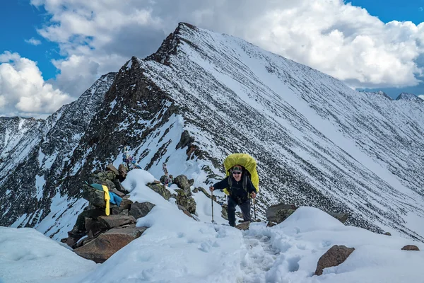 Tourist climbed to the pass Shumaksky in Tunka range — Stock Photo, Image