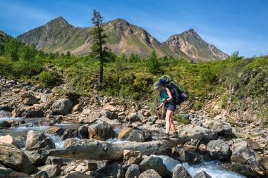 turistik dağ nehir Tunka aralığı bir günlüğüne gider
