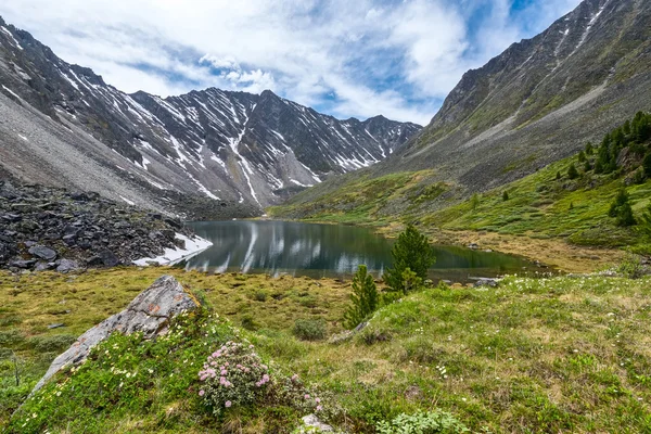 Beau lac de montagne dans la chaîne Tunka — Photo