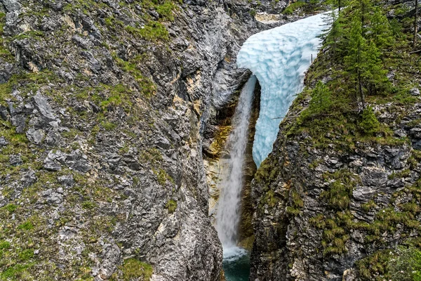 Wasserfall auf Marmorbach im Tunka-Gebirge — Stockfoto