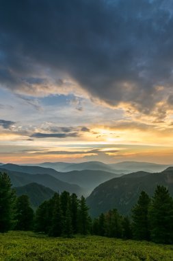 Khamar-Daban dağlarda günbatımı güzel gökyüzüne