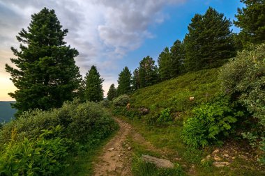 Khamar-Daban dağlarda günbatımı güzel gökyüzüne