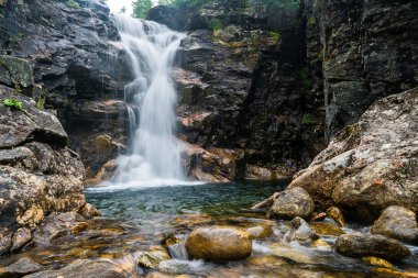 Kamenka nehrinde, Khamar-Daban ridge büyük şelale