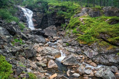 Kamenka nehrinde, Khamar-Daban ridge büyük şelale