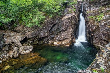 Khamar-Daban ridge Nehri Podkomarnaya üzerinde küçük şelale
