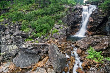 Kamenka nehrinde, Khamar-Daban ridge büyük şelale