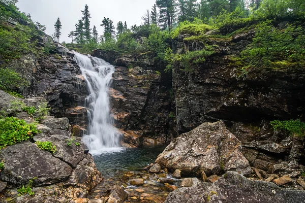 Großer Wasserfall auf dem Kamenka-Fluss, im Kamar-Daban-Rücken — Stockfoto