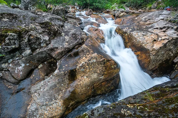 Schnelles Fließen des Flusses Podkomarnaja im Kamm des Khamar-Daban — Stockfoto