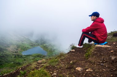 Turistler gölü kalp manzaranın