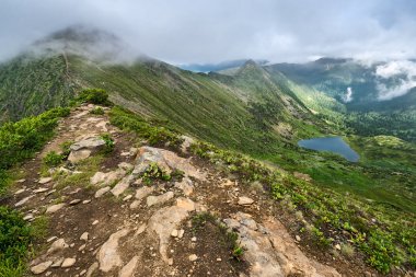 Chersky tepeye kadar Khamar-Daban dağlarda iz hiking