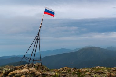 Üç taraflı kur çevrimi kule ile Cherskiy tepe üzerinde Rus bayrağı