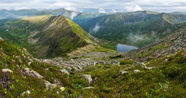 Tepe Cherskiy Khamar-Daban dağlara görüntülemek
