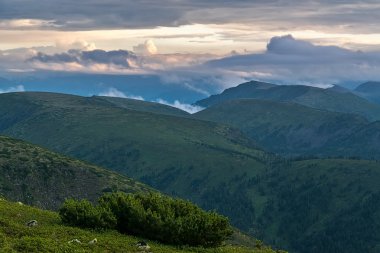 Akşam Khamar-Daban dağlarında