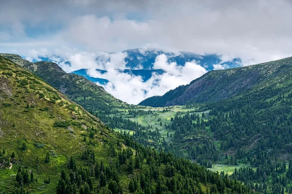 Şeytanın kapısı Pass Khamar-Daban dağlarda görünümünü — Stok fotoğraf