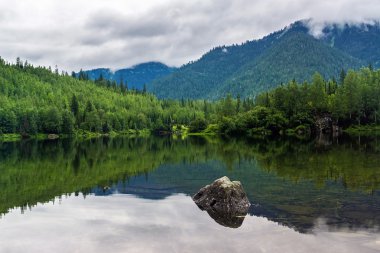 Göl Sobolinoye bulutlu gün
