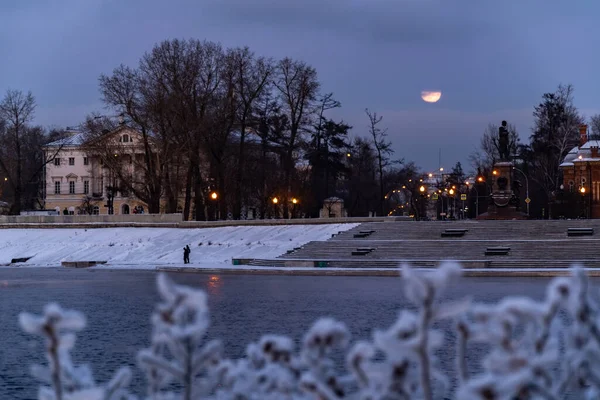 Χειμερινό Βράδυ Στο Ανάχωμα Angara Στο Ιρκούτσκ — Φωτογραφία Αρχείου